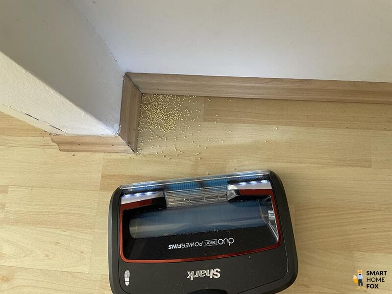 Man sieht, wie der Shark Anti Hair Wrap Flexology in Kanten saugt.